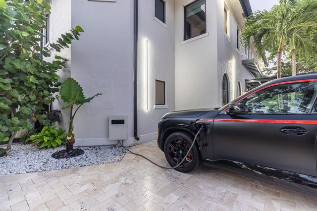 290 NW 6th Street, Boca Raton, FL 33432