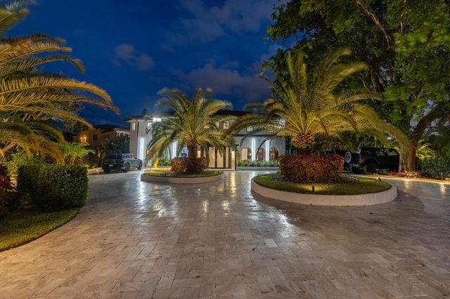 290 NW 6th Street, Boca Raton, FL 33432