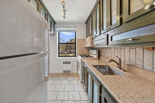 25-40 Union Street 3F, Flushing, NY 11354