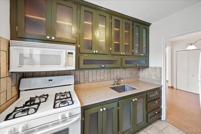 25-40 Union Street 3F, Flushing, NY 11354