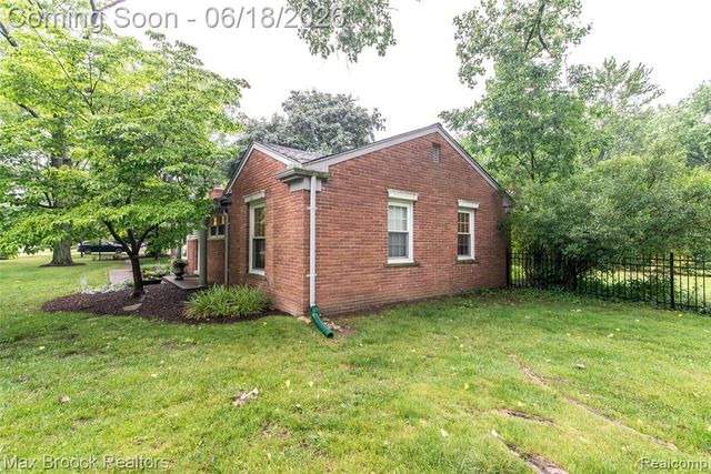 6799 E Dartmoor Road, West Bloomfield, MI 48322