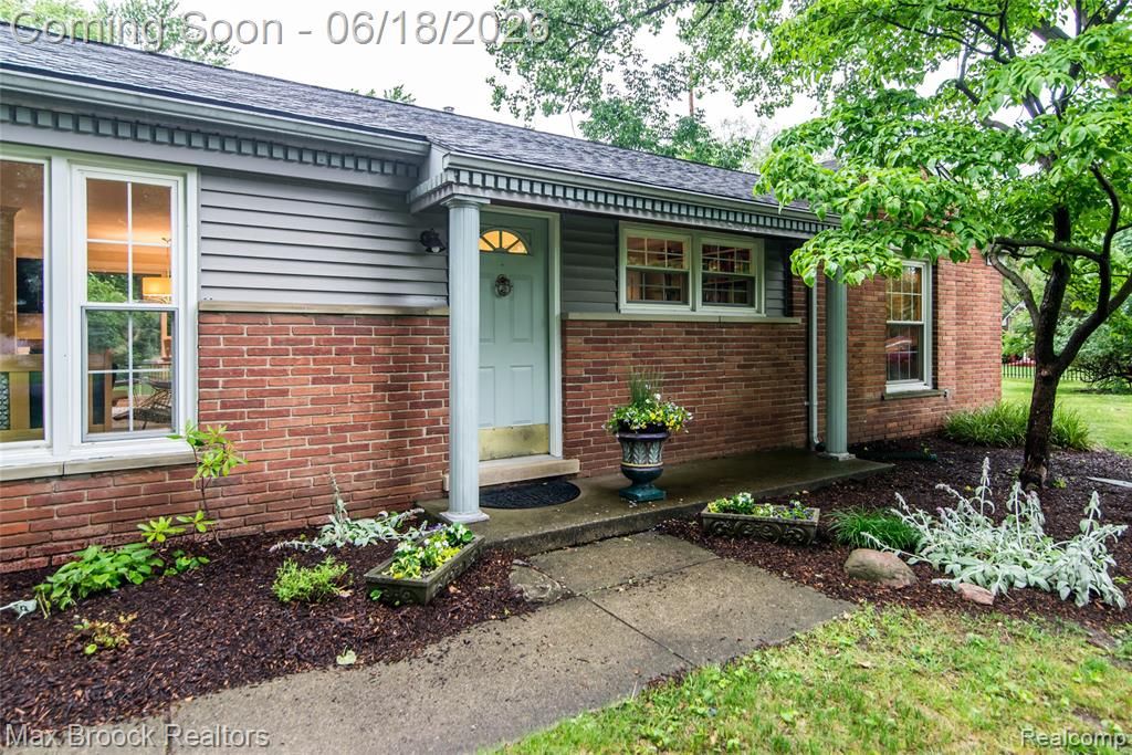 6799 E Dartmoor Road, West Bloomfield, MI 48322