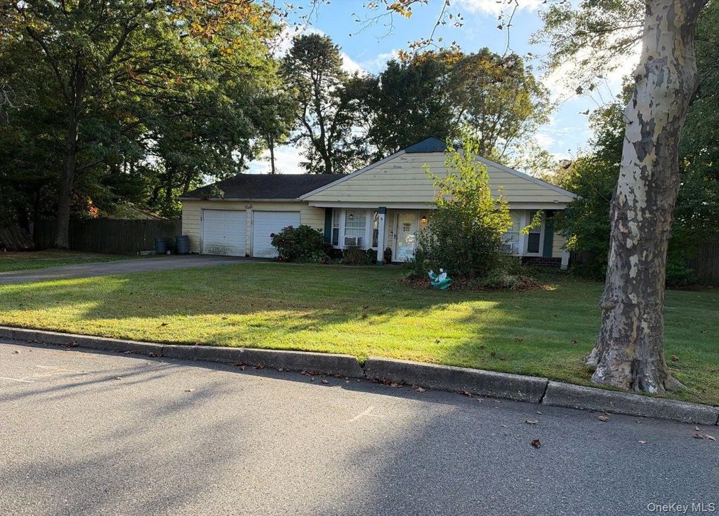 6 Mount Snow Lane, Coram, NY 11727 — photo 4