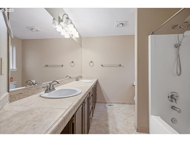 1351 Ne GREENWAY Dr, Gresham, OR 97030