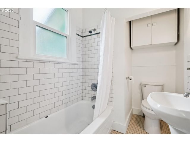 3504 Se SHERMAN St, Portland, OR 97214