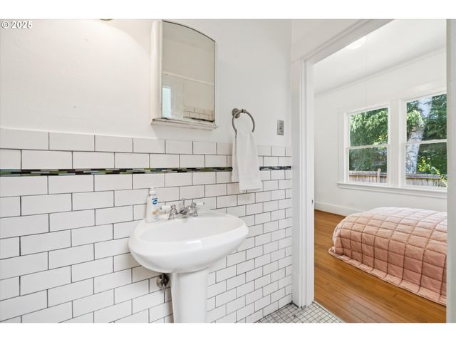 3504 Se SHERMAN St, Portland, OR 97214