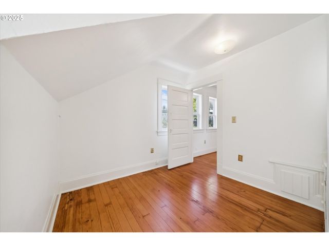 3504 Se SHERMAN St, Portland, OR 97214