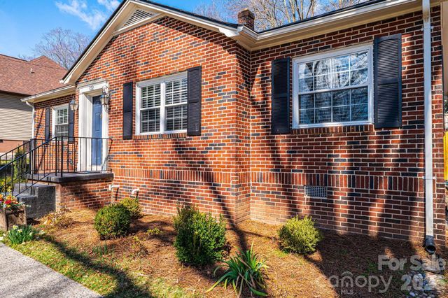 132 15th Avenue NW, Hickory, NC 28601