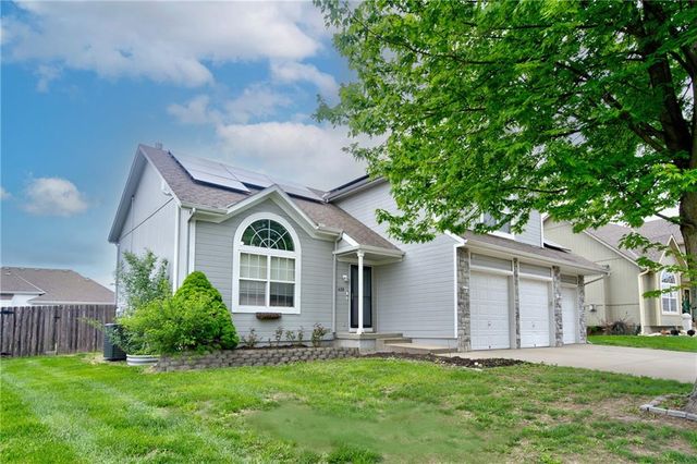 428 Madison Creek Drive, Raymore, MO 64083