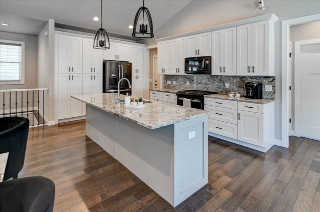 816 Damascus Trail, Cottage Grove, WI 53527