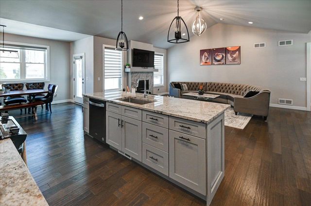 816 Damascus Trail, Cottage Grove, WI 53527