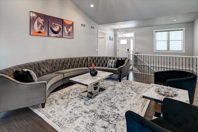 816 Damascus Trail, Cottage Grove, WI 53527