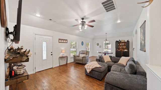 308 E 8th Street, Kaufman, TX 75142