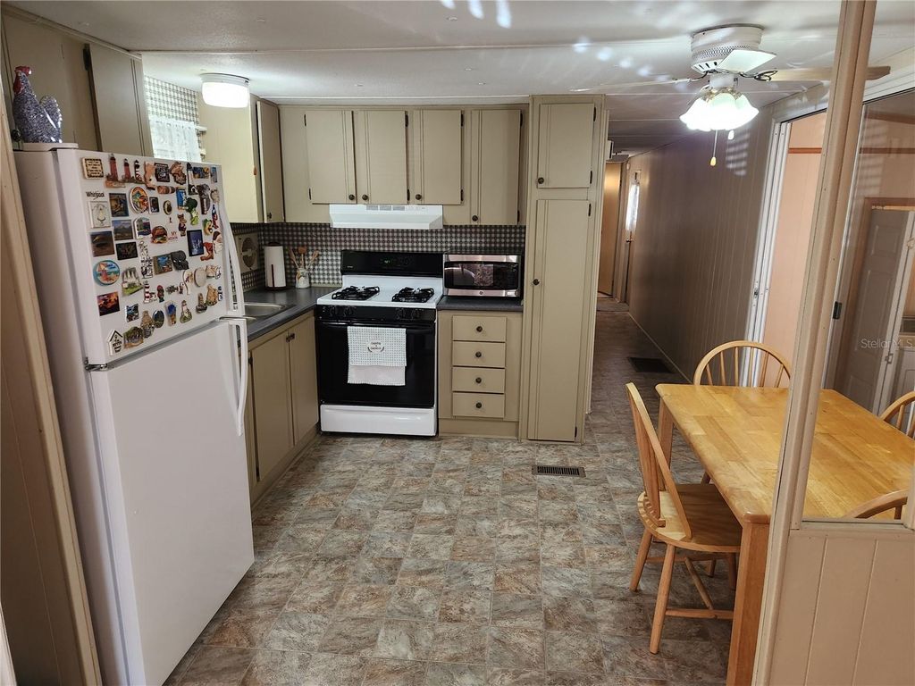 Image 12 of property listing at 110 SHADY LANE, Satsuma, FL 32189