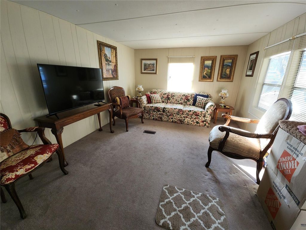 Image 14 of property listing at 110 SHADY LANE, Satsuma, FL 32189