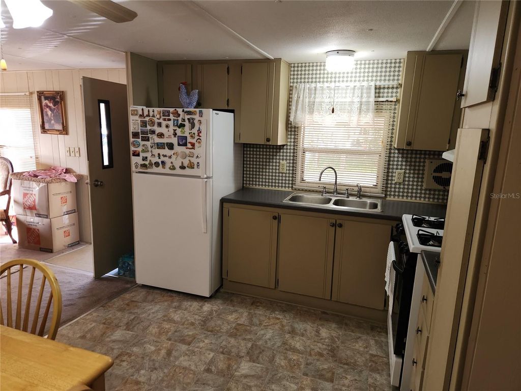 Image 15 of property listing at 110 SHADY LANE, Satsuma, FL 32189