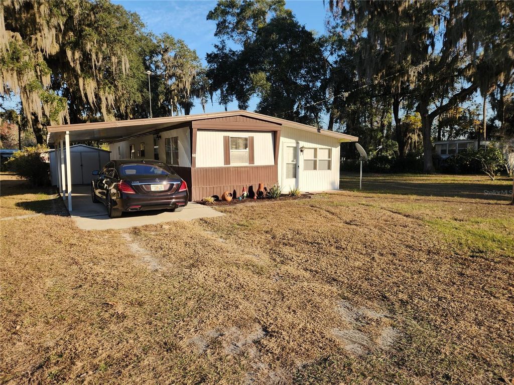 Image 4 of property listing at 110 SHADY LANE, Satsuma, FL 32189