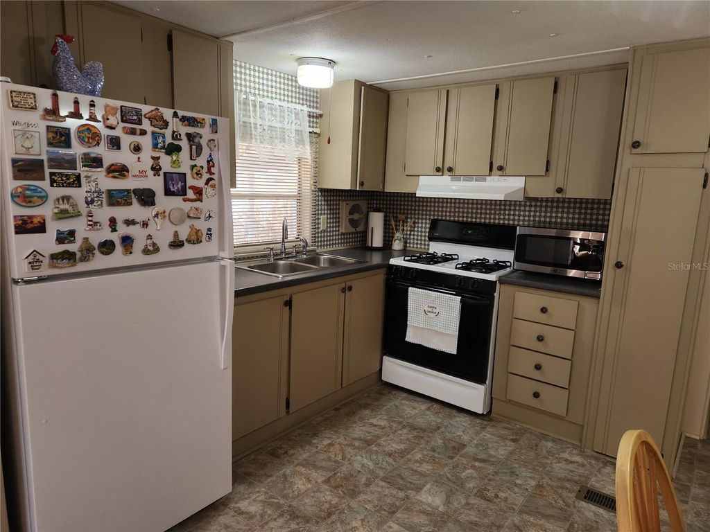 Image 9 of property listing at 110 SHADY LANE, Satsuma, FL 32189