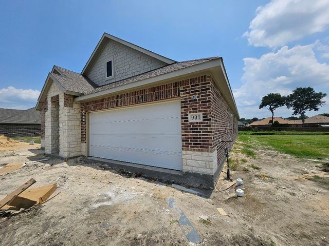 901 Silverleaf Drive, Ennis, TX 75119