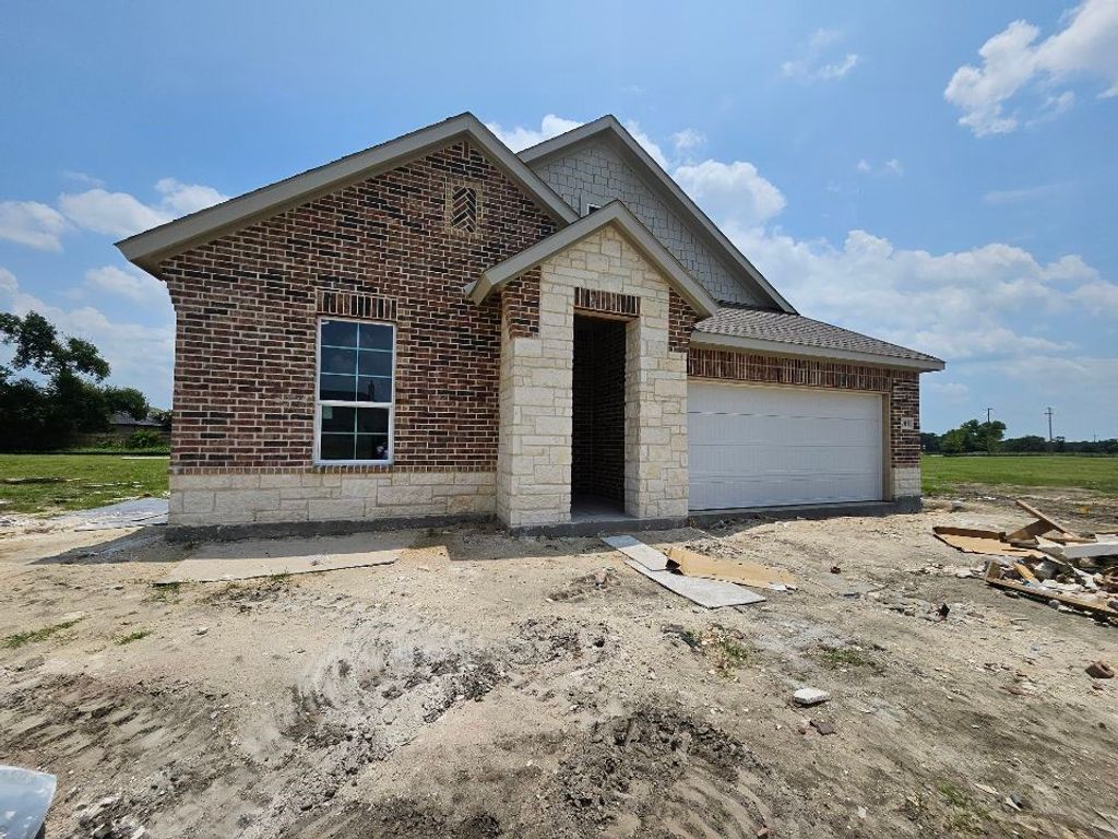 901 Silverleaf Drive, Ennis, TX 75119