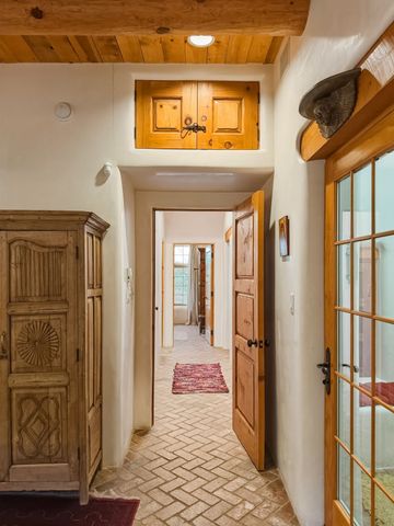 502 Camino Sin Nombre, Santa Fe, NM 87505