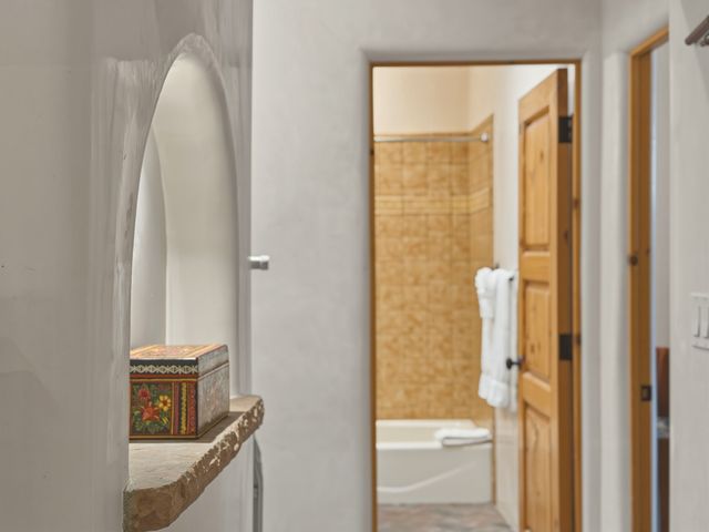 502 Camino Sin Nombre, Santa Fe, NM 87505