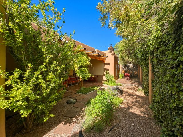502 Camino Sin Nombre, Santa Fe, NM 87505