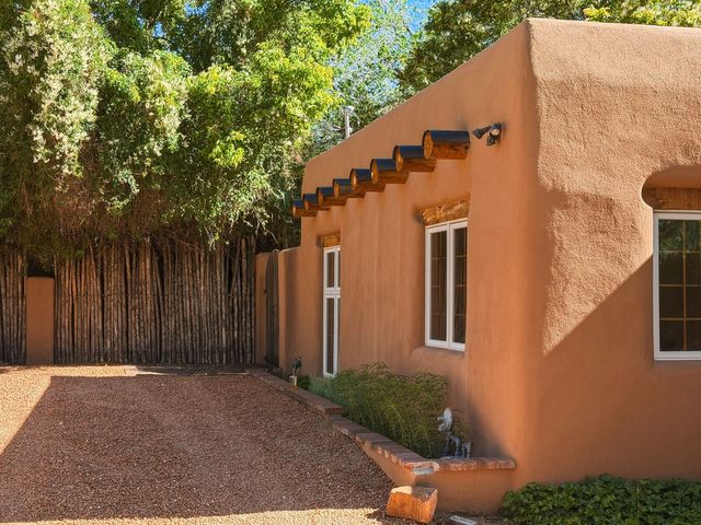 502 Camino Sin Nombre, Santa Fe, NM 87505