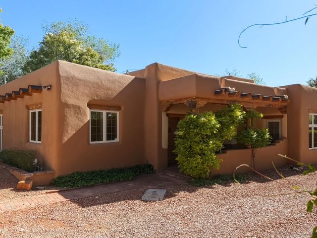 502 Camino Sin Nombre, Santa Fe, NM 87505