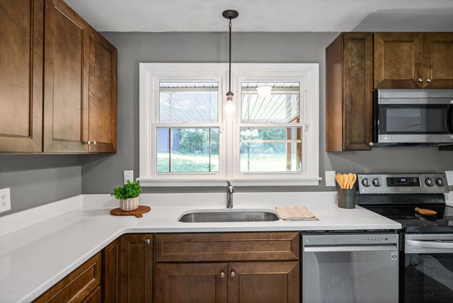 16 Donelson Dr, Clarksville, TN 37042
