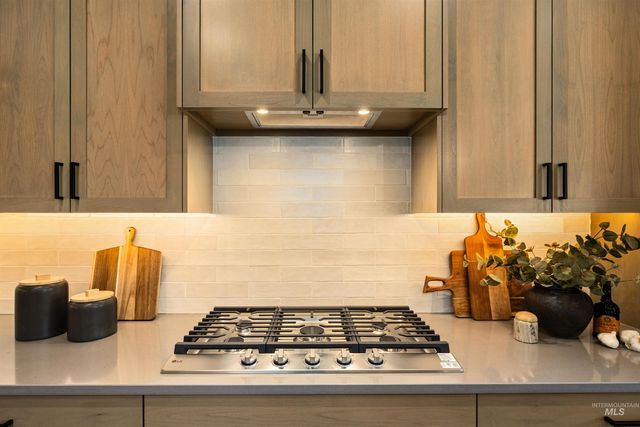 611 N Hiltonhead Way, Eagle, ID 83616