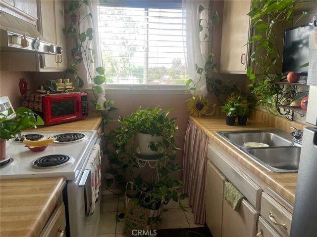 619 Bristol 17, Santa Ana, CA 92703