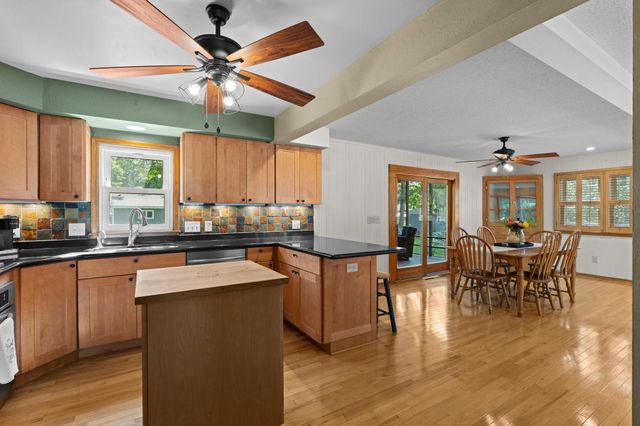 2750 Oxford Street N, Roseville, MN 55113