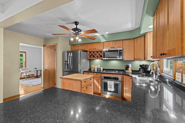 2750 Oxford Street N, Roseville, MN 55113