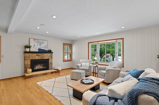 2750 Oxford Street N, Roseville, MN 55113