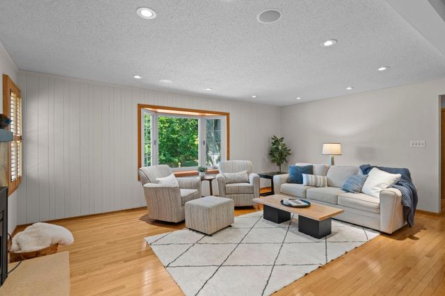 2750 Oxford Street N, Roseville, MN 55113