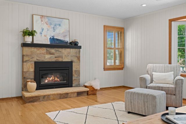 2750 Oxford Street N, Roseville, MN 55113