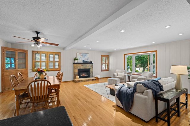 2750 Oxford Street N, Roseville, MN 55113
