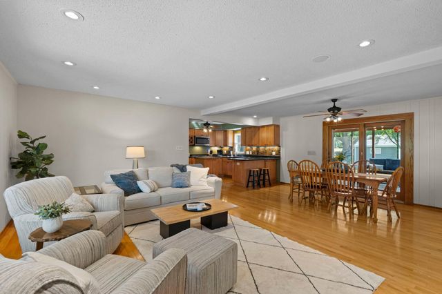 2750 Oxford Street N, Roseville, MN 55113