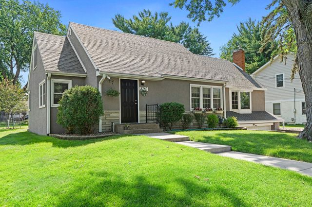 2750 Oxford Street N, Roseville, MN 55113