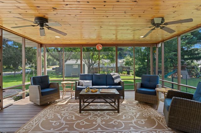 2750 Oxford Street N, Roseville, MN 55113