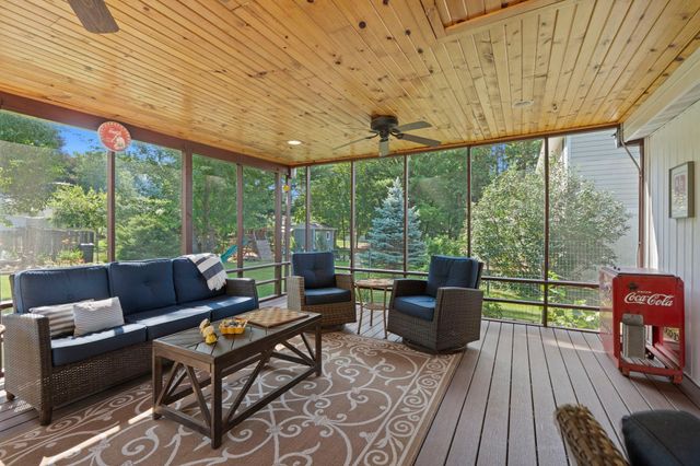 2750 Oxford Street N, Roseville, MN 55113