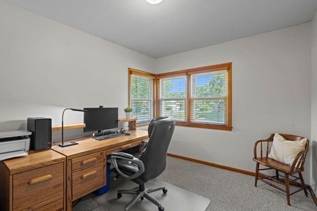 2750 Oxford Street N, Roseville, MN 55113