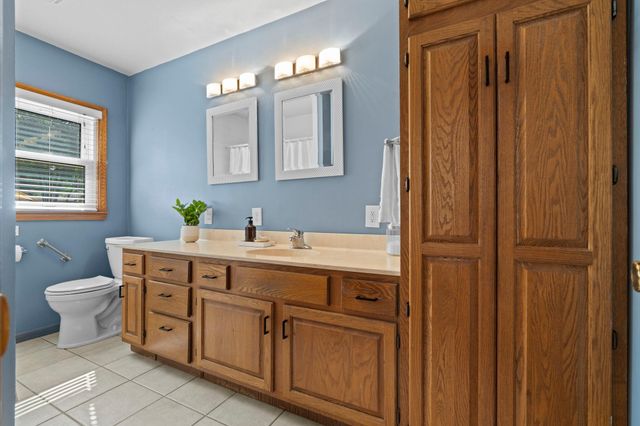 2750 Oxford Street N, Roseville, MN 55113