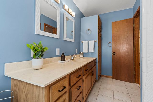 2750 Oxford Street N, Roseville, MN 55113