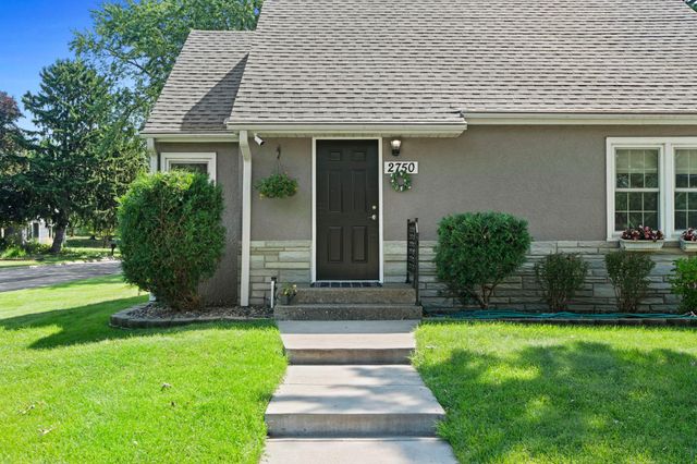 2750 Oxford Street N, Roseville, MN 55113