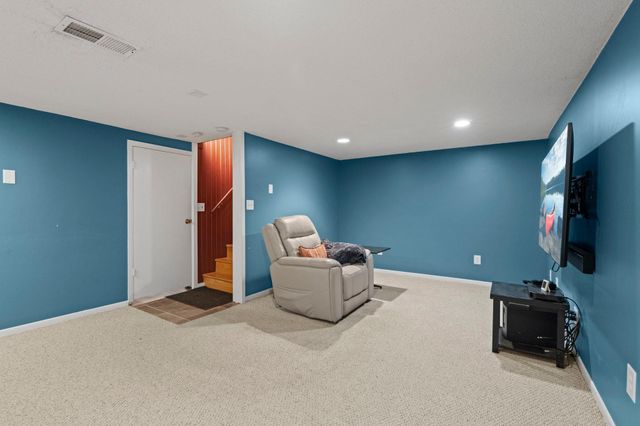 2750 Oxford Street N, Roseville, MN 55113