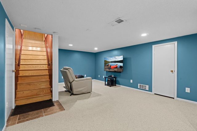 2750 Oxford Street N, Roseville, MN 55113