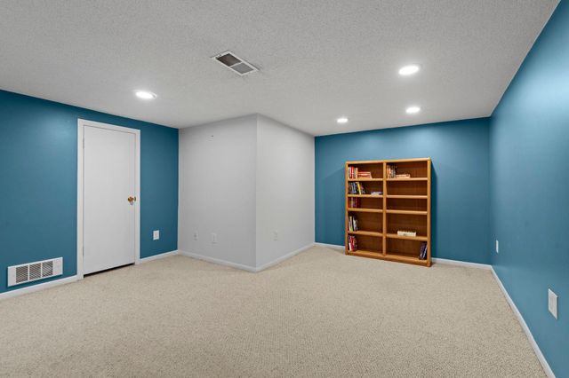 2750 Oxford Street N, Roseville, MN 55113