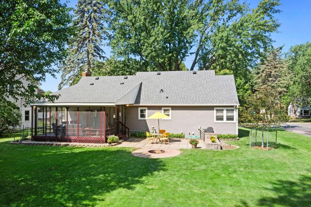 2750 Oxford Street N, Roseville, MN 55113
